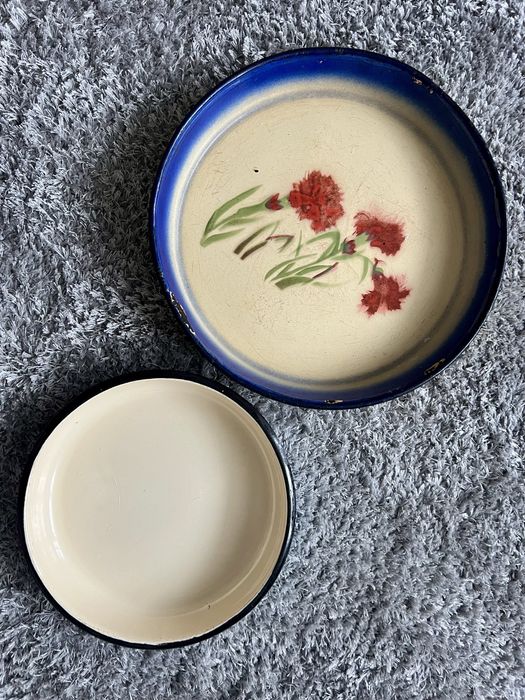 Две стари емайлирани тави