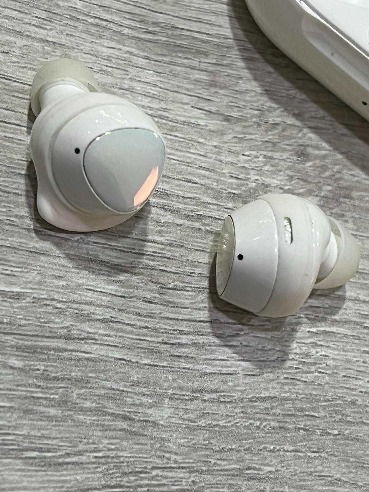 Продавам Bluetooth Слушалки Samsung Buds +