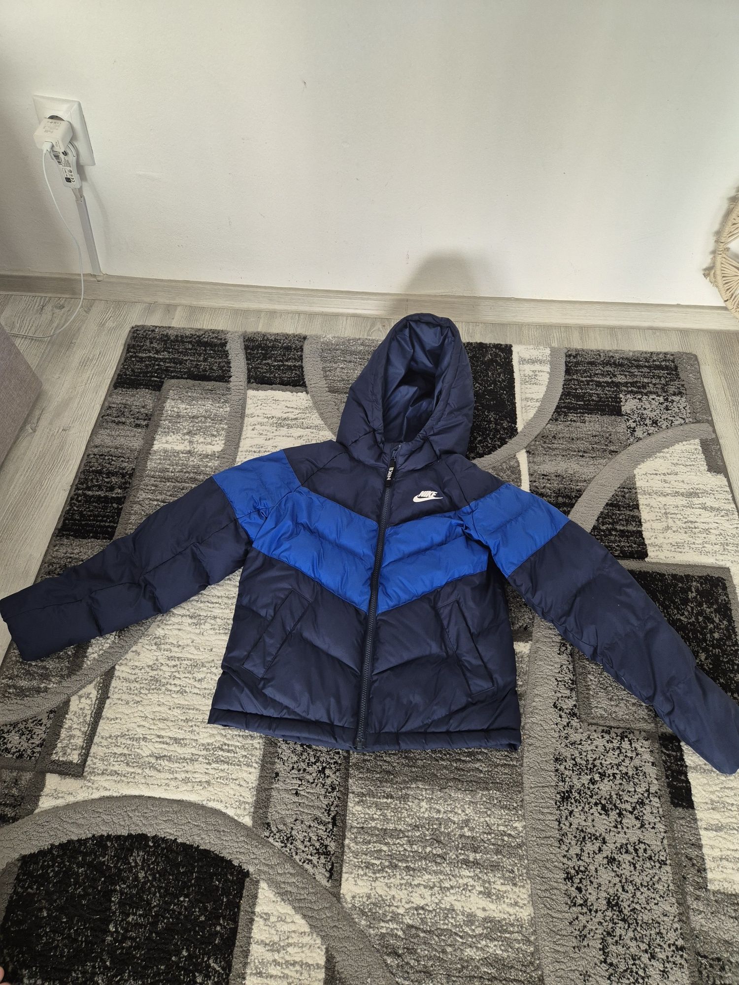 Geaca nike mărime 137-147 cm în stare foarte bună culoare albastra