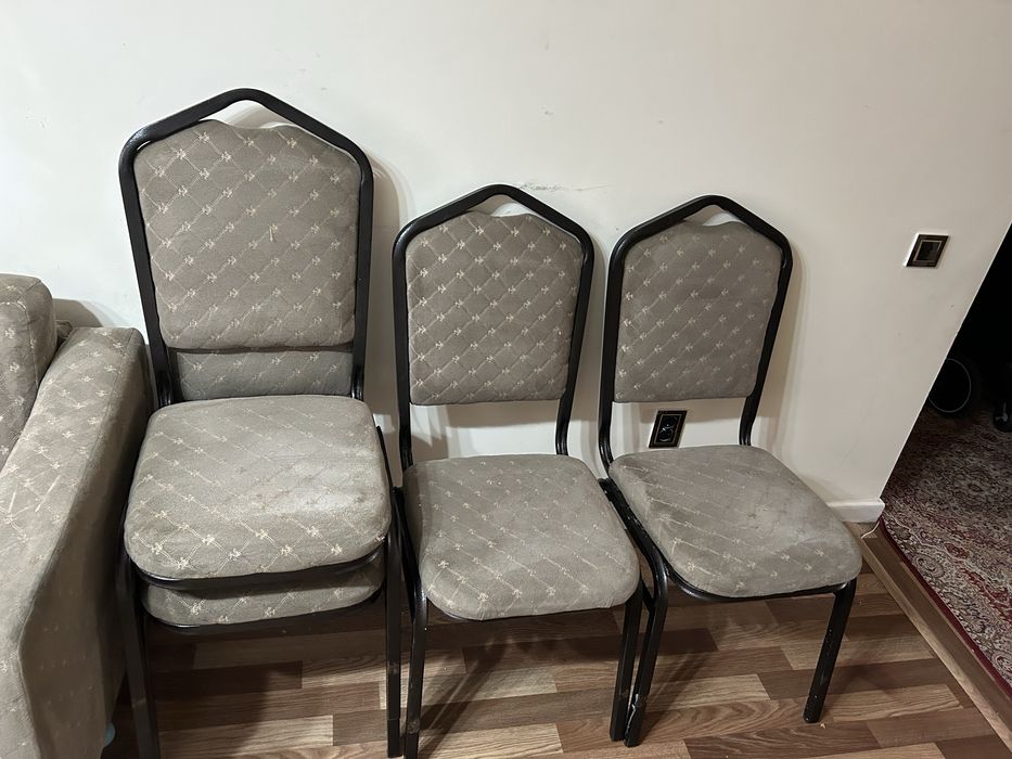 Диван с стульями