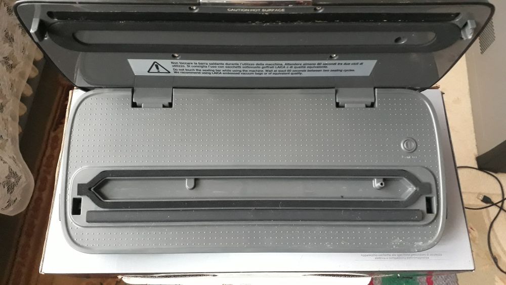 Dispozitiv de ambalat alimente în vid