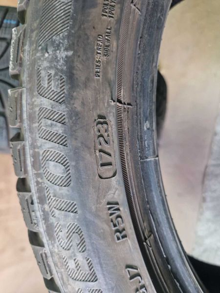 2 anvelope de iarnă Bridgestone R18 225/45 DOT1723