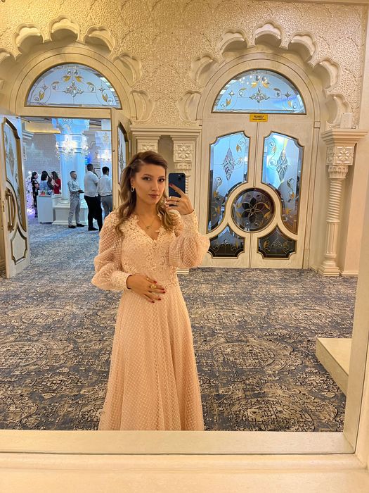 Вечернее платье ,нежное ,блестящее