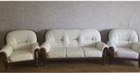 Белая кожанная фабричная мебель диван и 2 кресла