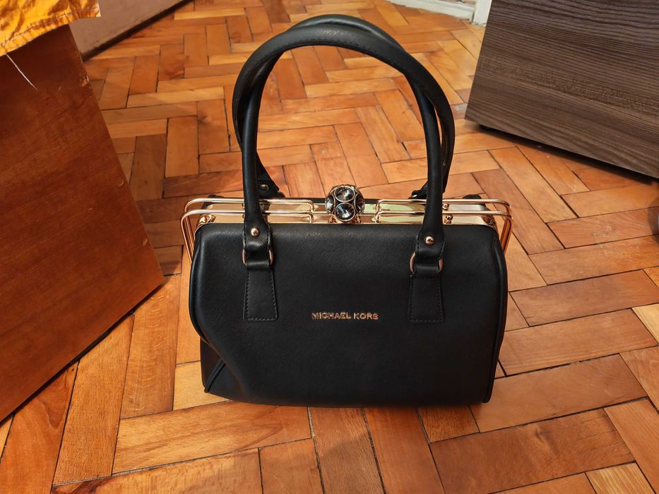 Дамска черна чанта