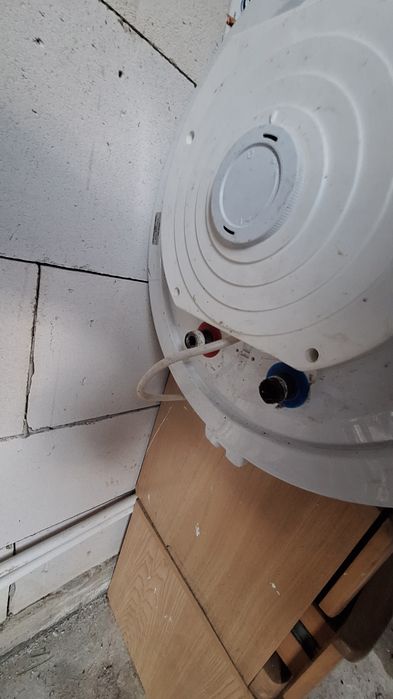 Vând boiler electric  de 80 litri