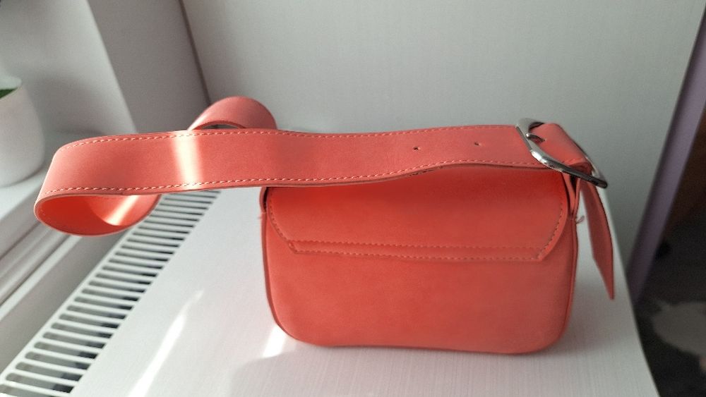 Чантичка bershka