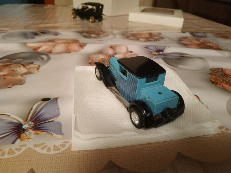 Продаю игрушечную машинку   синего цвета китайская.