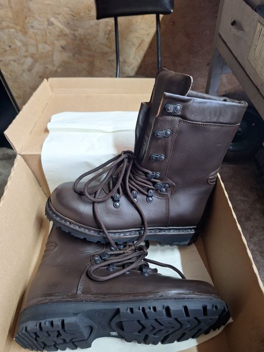 Vand s-au schimb bocancii piele