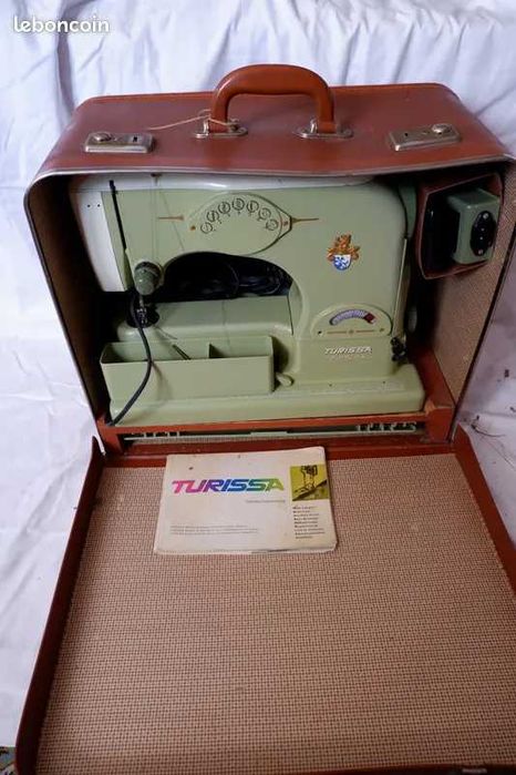 Masina de cusut si brodat full metal Turissa vintage  ca  noua