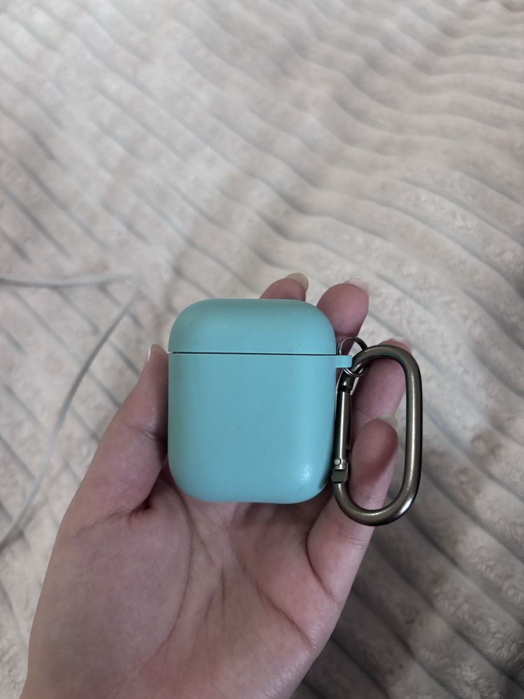 Продам airpods кейс оригинал