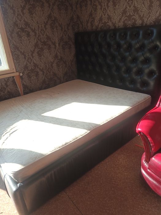 Спалня с матрак и разтегателен диван