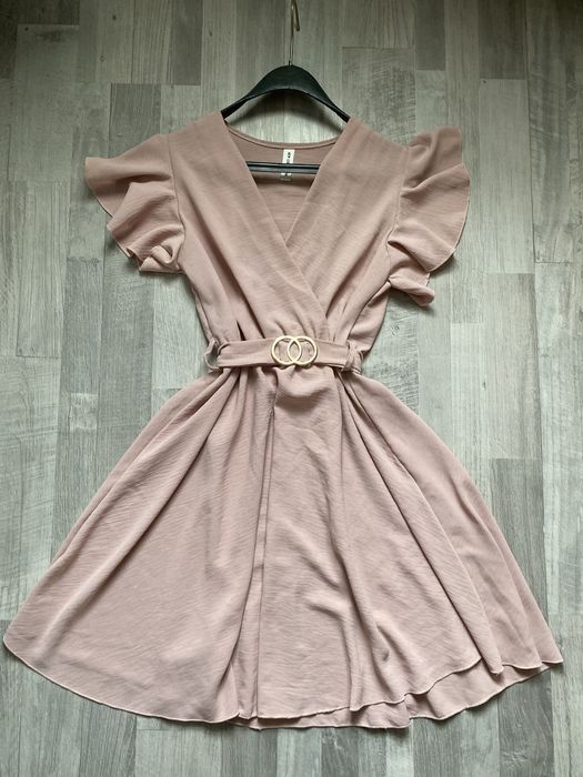 Нежна рокля в цвят пудра