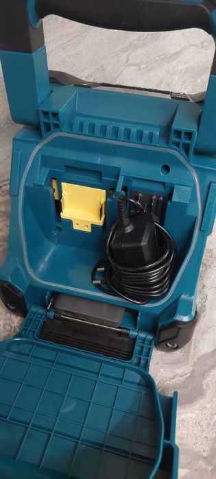 Vind Boxa cu Bluethoot  Makita DMR 202 + Acumulator 6Ap 18V Makita Nou