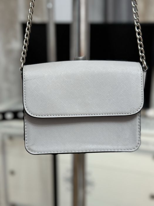 Geantă gri din piele natura de la brandul GUESS
