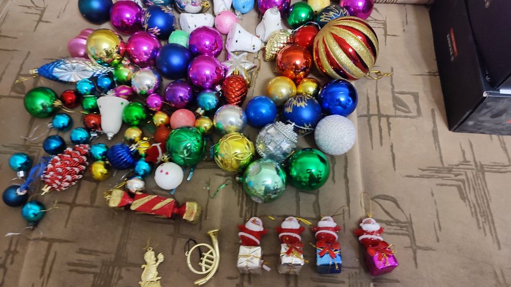 Ёлочные игрушки пластик