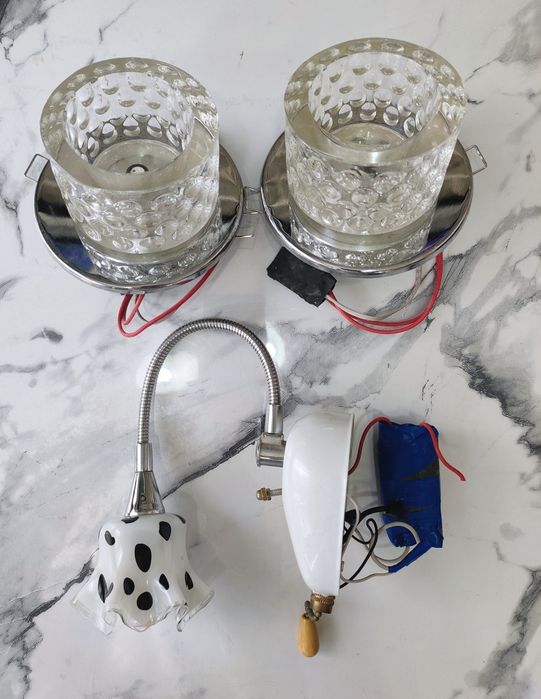 Продаются 2 стеклянные галогенки с подсветкой,светильник бра маленький