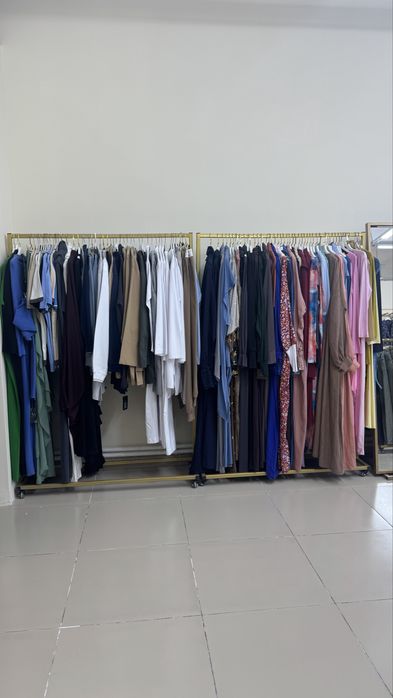 Диван, стол, reception, стойки для одежды