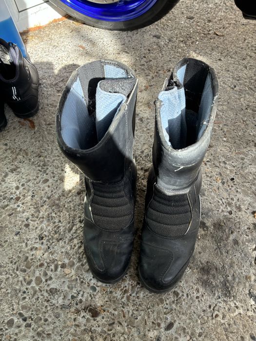 Costum moto cu protecții