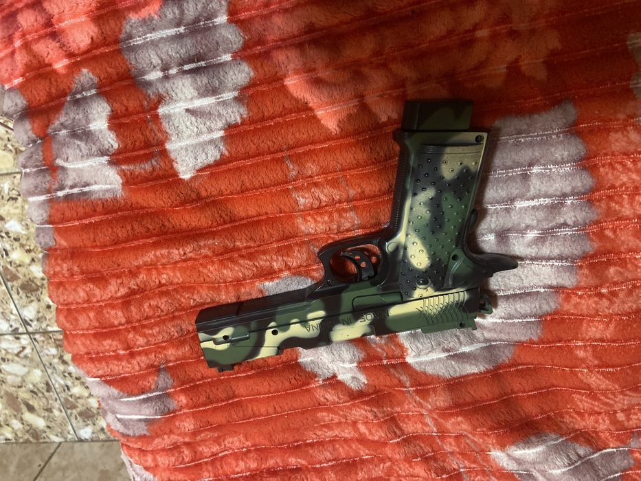 Pistol cu bile stil militar