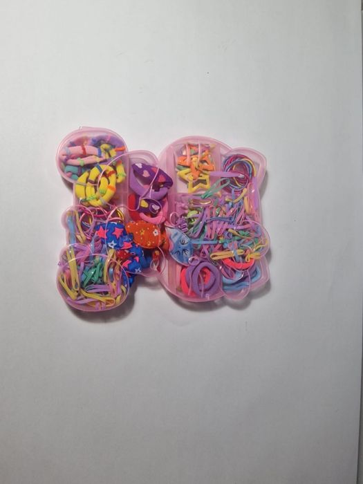 Cutie Hello Kitty cadou Craciun cu peste 400 elastice par colorate