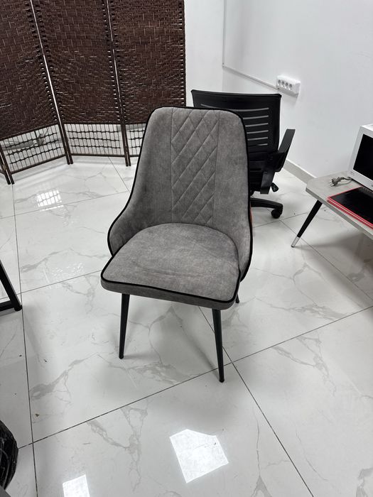 Серые бархатные стулья