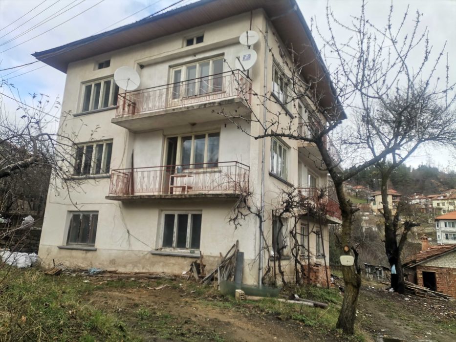 Продавам 3-ри етажна къща с. Момчиловци, на тухла и плочи.