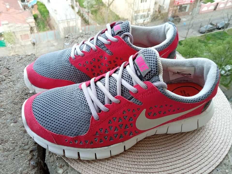 Adidasi alergare Nike, mar. 40 UK 6 (25.5 cm)