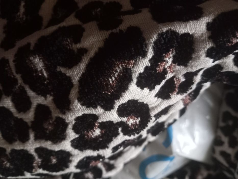 Vând palton HM animal print