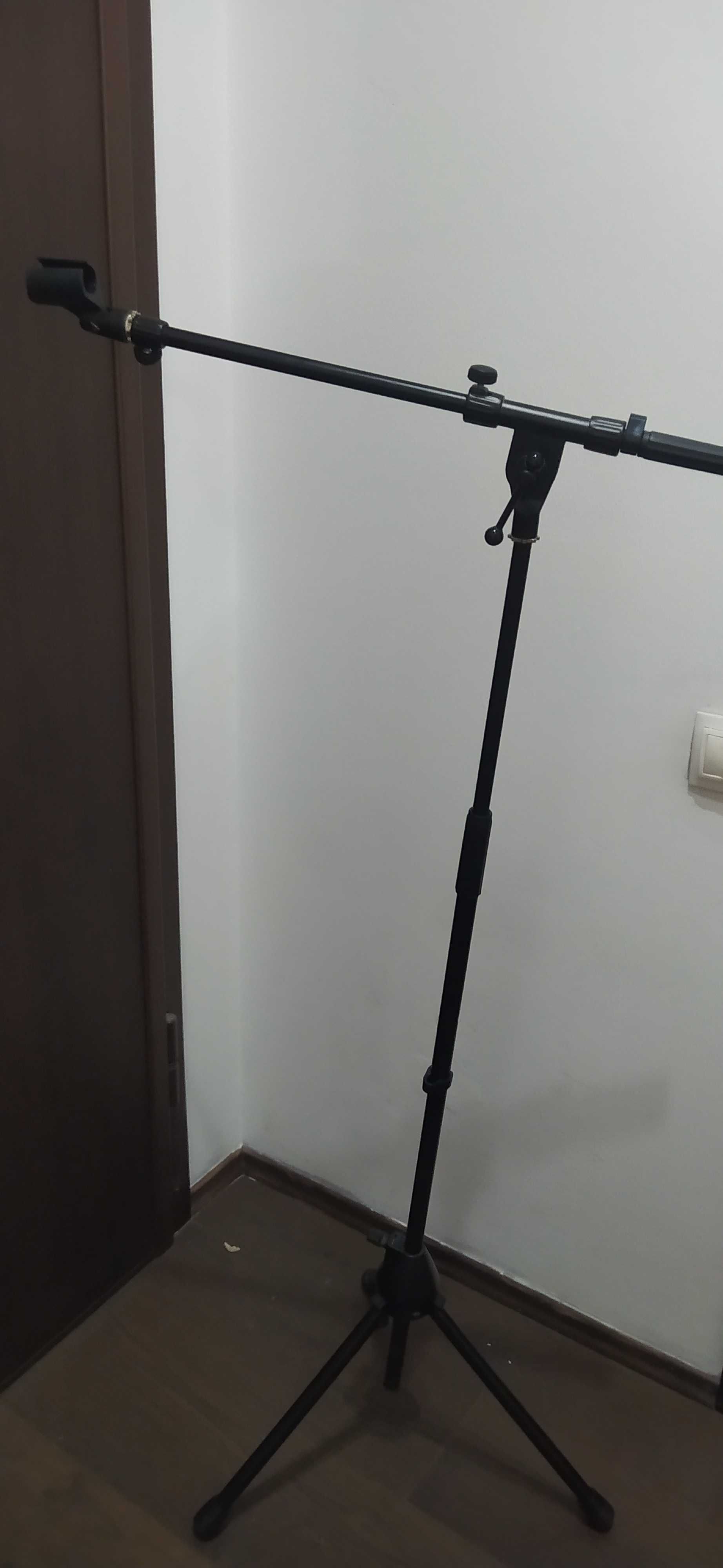 Стойка и аудио микрофон чисто нови