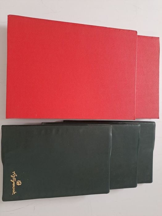 Азбучници с кожена подвързия