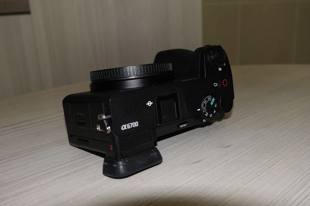 Sony Alpha A 6700 cu garantie 2 ani + incarcator extern cu 2 baterii