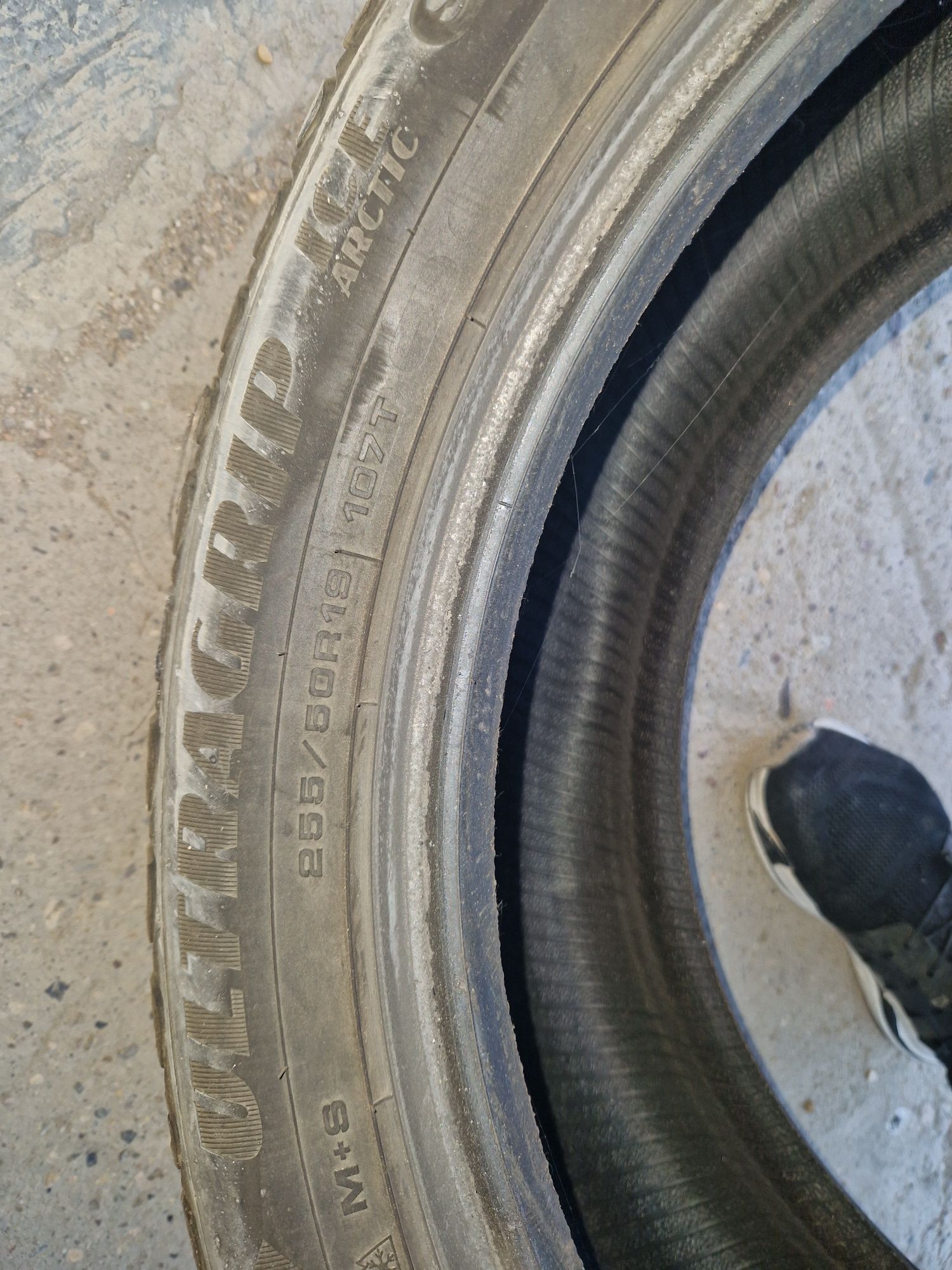 255/50 R19 отличные шипованные шины, мягкие качественные