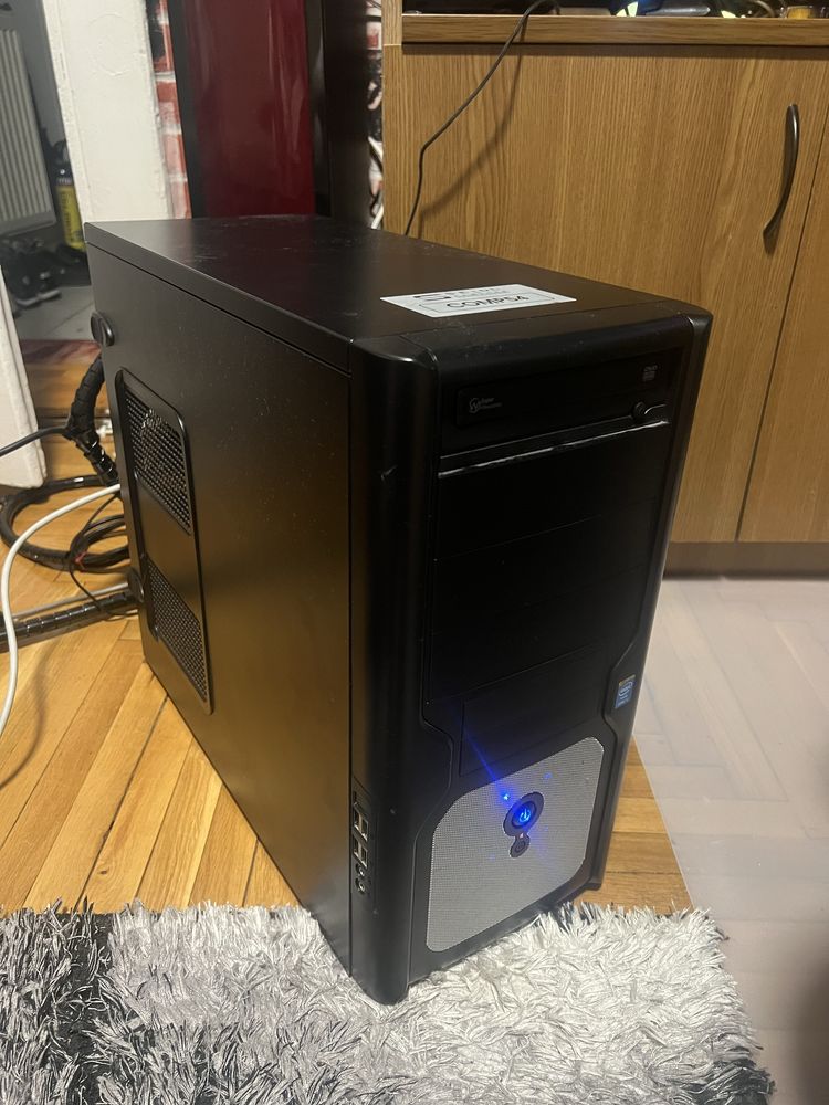 Pc intel i7 4770k, 16gb ram, AMD RX 580 8gb, ssd 120gb, hdd 500gb.