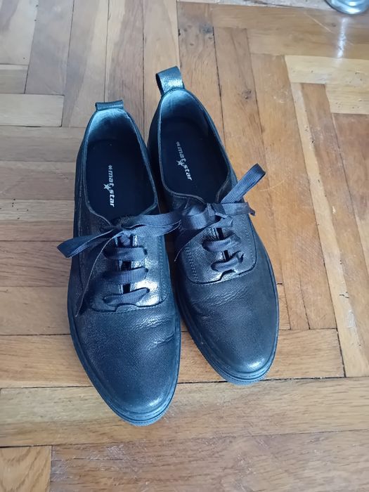 Черни обувки, леко лъскав материал