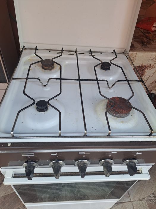 Vand aragaz cu 4 ochiuri si vuptor in stare foarte buna