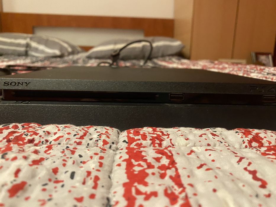 Vând Consolă Sony PlayStation 4