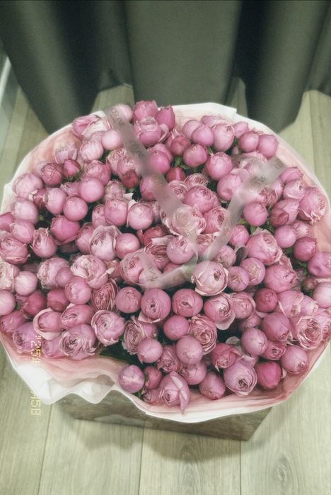 Свежое розовое облако нежности: роскошный букет пионовидных роз