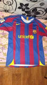 Продам футболку ФК Барселона бу в хорошем состоянии.