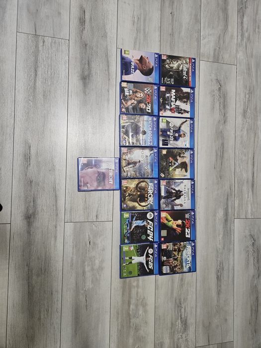 Vand ps 4 pro cu 15 jocuri  si 2 controller