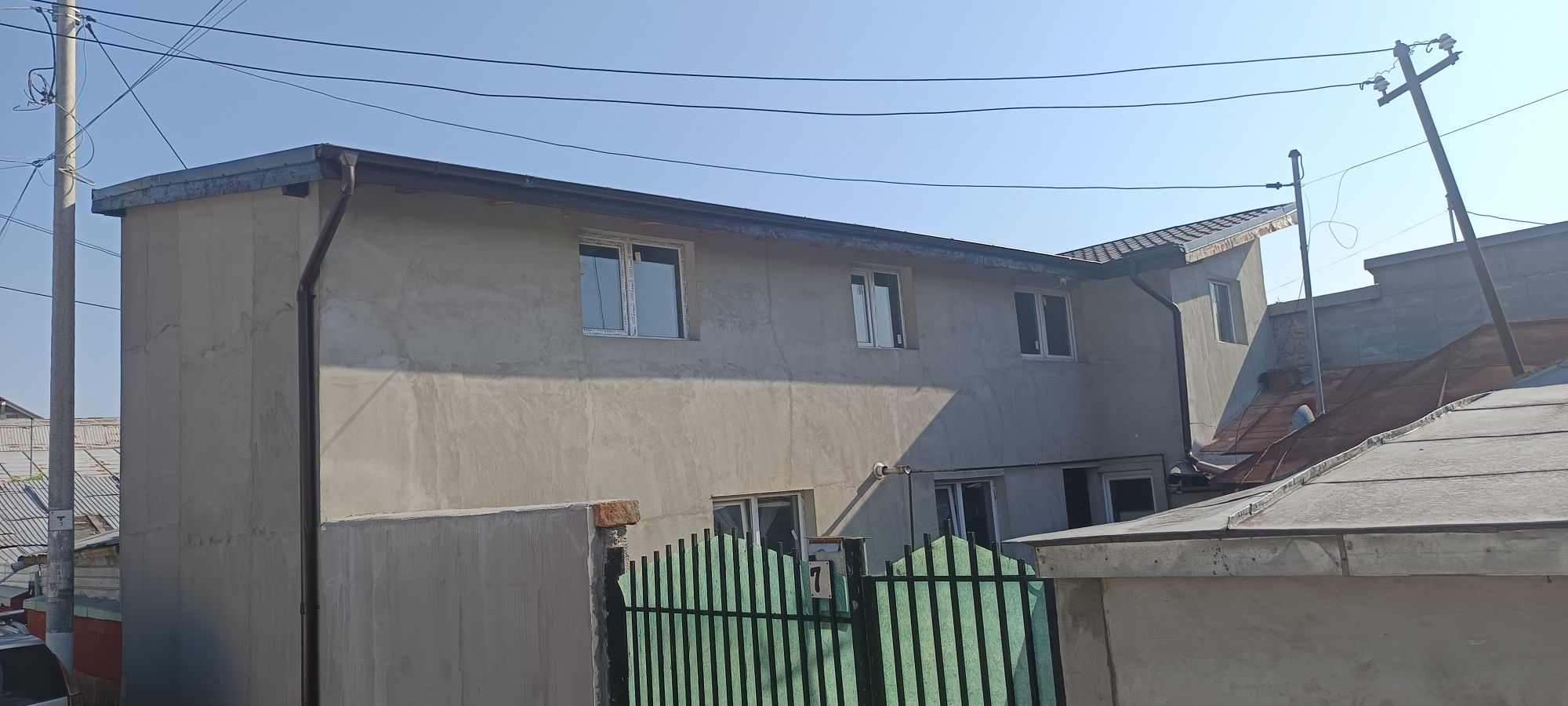 Închiriez casa la curte