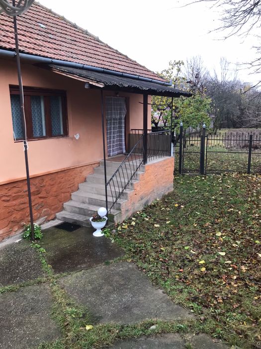 Vând casa la țară