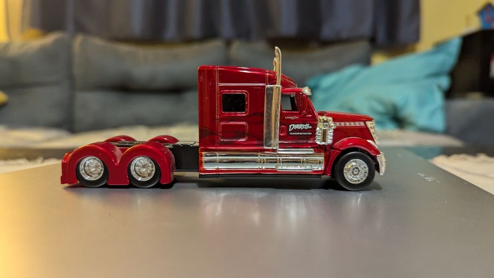 Vând tir international Lonestar, scara 1/64, firma Maisto