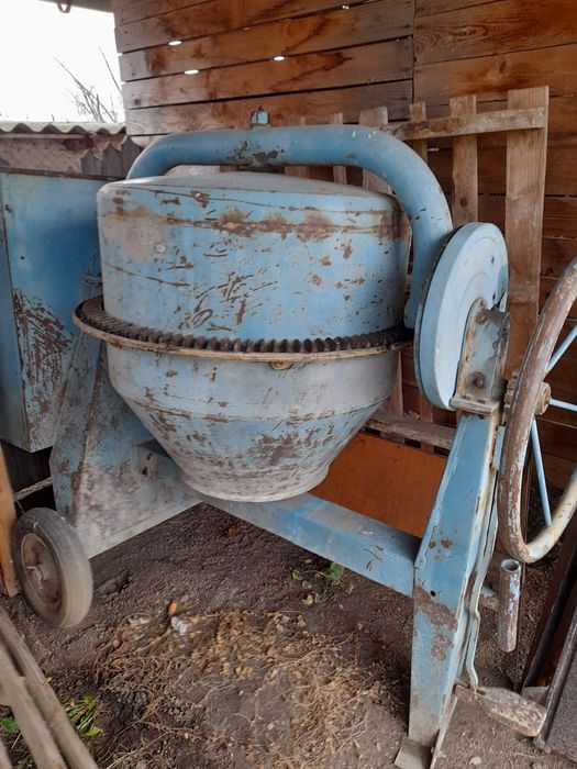 Vând betoniera 6 roabe