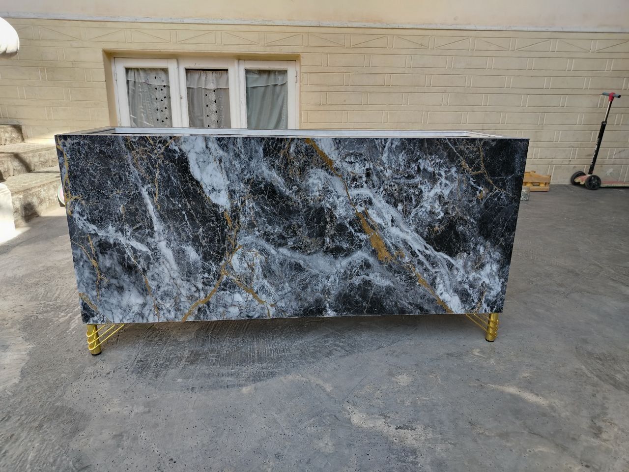 Tuvak gul betondan smaladan toshdan
