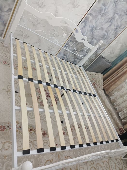 Двухспальная кровать с матрасом