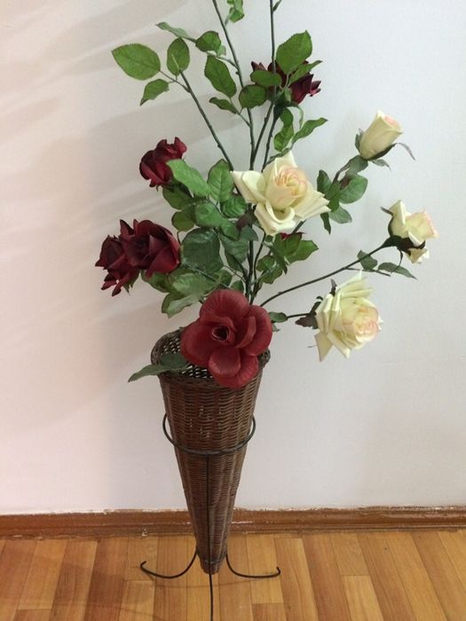 Искусственные цветы с вазой