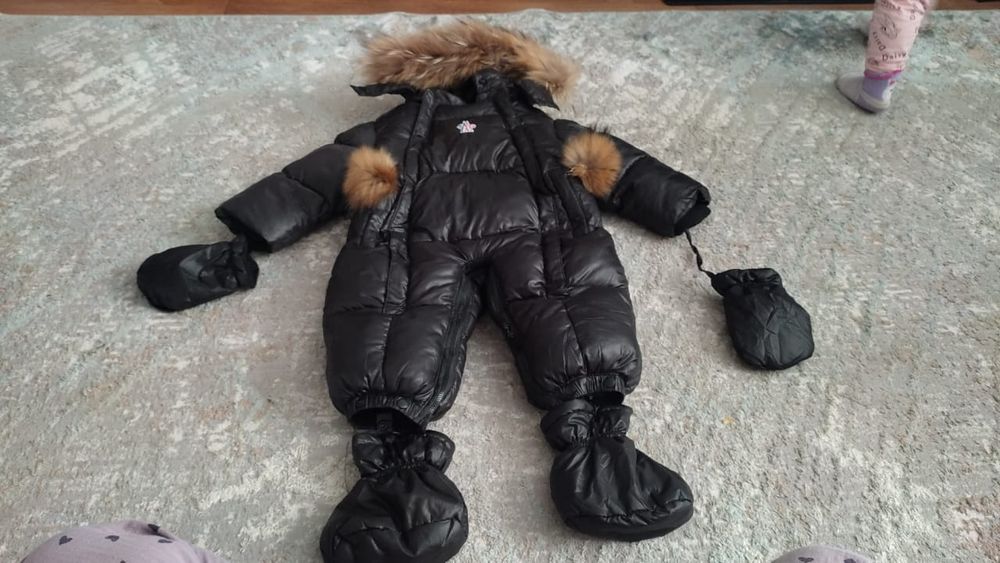 Продам зимний комбинезон от фирмы MONCLER,состояние хорошее