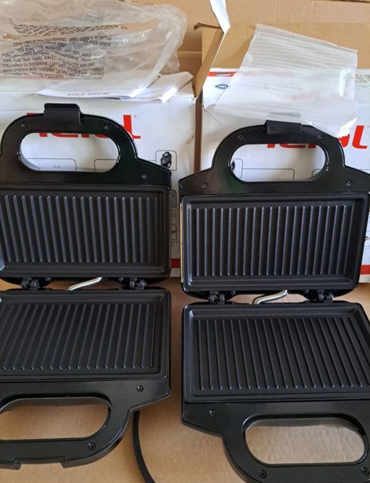 Sandwich-maker Tefal SM157236, 700W, maner izolat, sistem de blocare,