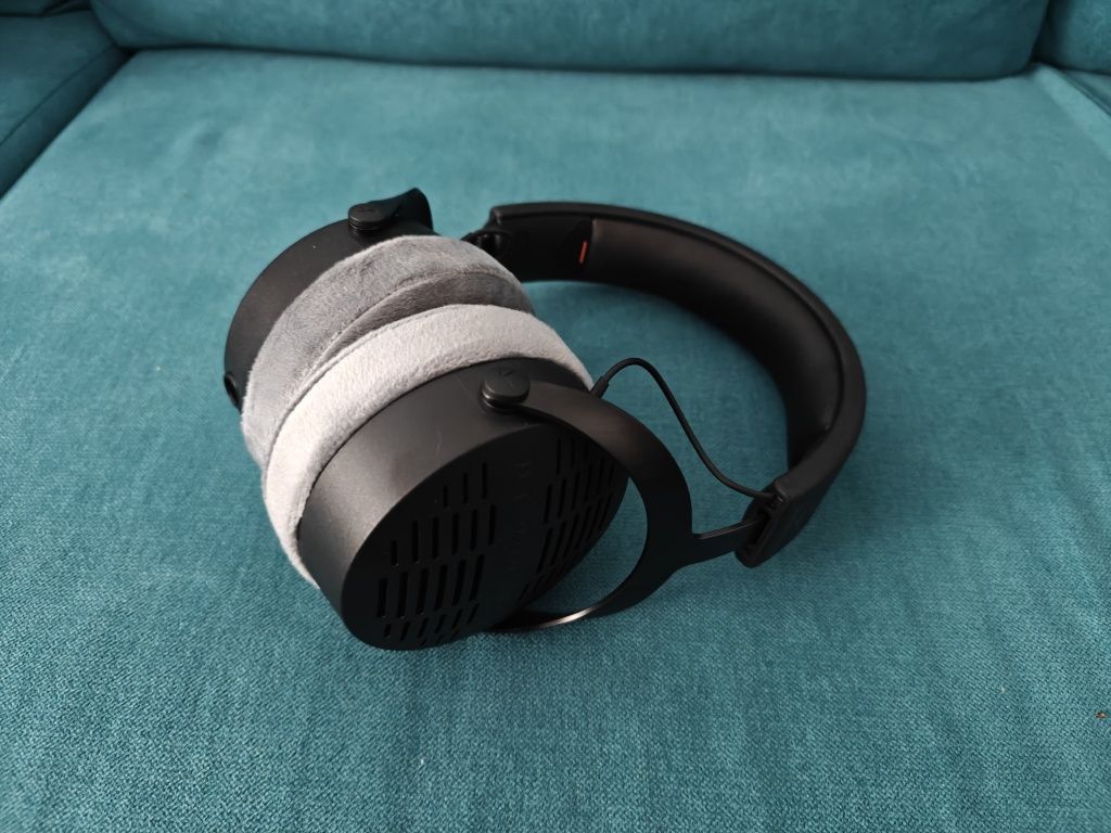 Vând căști studio open-back Beyerdynamic DT 900 Pro X